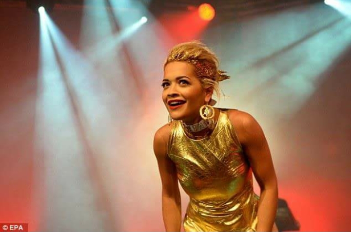 Rita Ora ekspozon gjoksin, çmend fansat