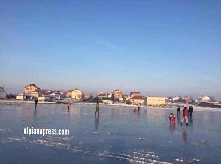 Ngrihen livadhet në Suhadoll të Lipjanit, bëhen si pista të patinazhit (Foto)