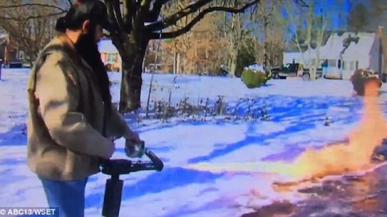 Përtonte të përdorte lopatën, gjeti metodë alternative për të pastruar borën (Video)