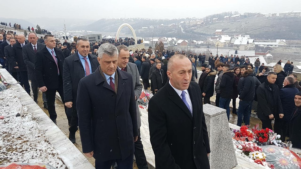 Thaçi, Haradinaj e Veseli bëjnë homazhe në Reaçak (Live/Foto)