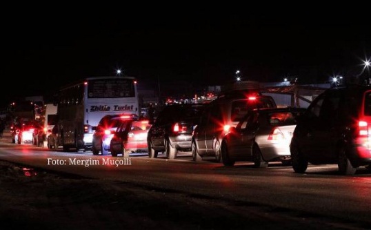 Pamje të mërgimtarëve të lodhur nga pritjet e gjata në Merdarë (Video)