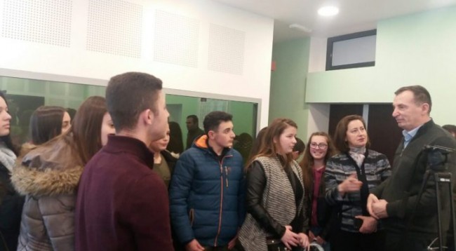 Nxënësi vë në siklet deputetët e Kosovës kur pyet për vizat