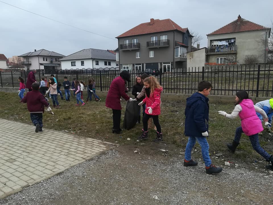 Nxënësit e SHFMU ‘’Ismail Luma’’ në Lipjan  pastruan oborrin për nder të 10vjetorit të Pavarësisë së Kosovës