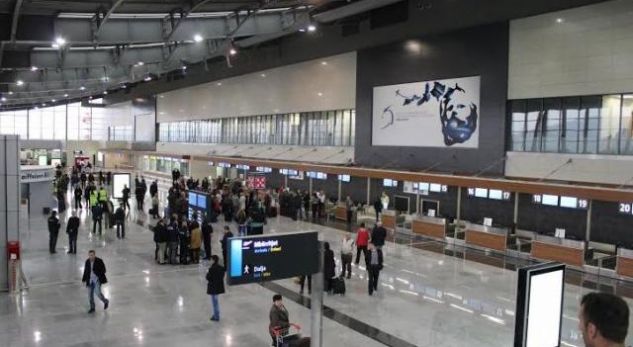 Në aeroportin e Prishtinës, vdes një 75 vjeçare teksa po hynte në aeroplan