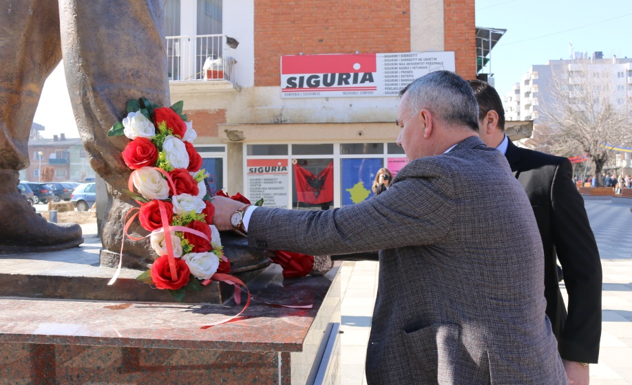 Imri Ahmeti bënë homazhe te shtatorja e Adem Jasharit për nderë të 10 vjetorit të Pavarësisë së Kosovë