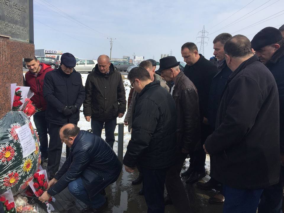 PDK e Lipjanit bënë homazhe pranë lapidarit të heroit të kombit Ismet Asllani