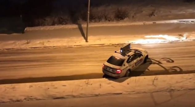 Rrugët me borë dhe akull shkaktojnë kaos në trafikun e Prishtinës /VIDEO