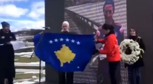 Momenti kur për herë të parë Rifat Jashari e ngrit flamurin e Kosovës