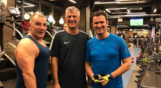 Thaçi fitnes pas punës, Shukri Buja reklamon muskujt (Foto)