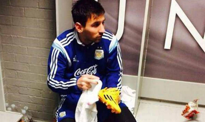 United u mëson përulësinë lojtarëve të rinj me këtë foto të Messit