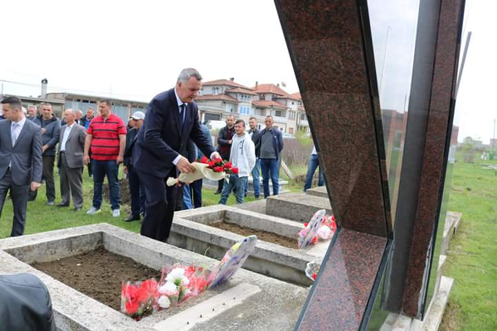 Nderohen dhe përkujtohen dëshmorët dhe martirët e Komunës së Lipjanit