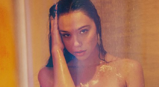 Fotosesioni i ‘nxehtë’ i Alexis, topless në dush