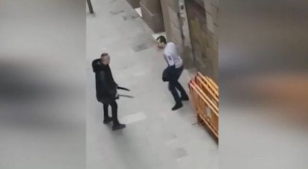 Sulm me thika dhe hanxharë, video që u bë hit në internet