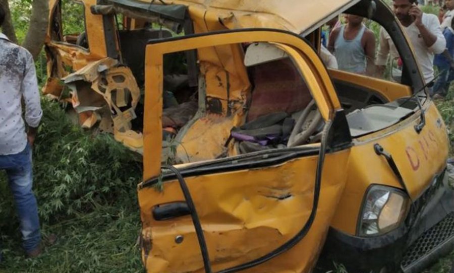 Në Indi përplaset autobusi me trenin, 13 nxënës mbesin të vdekur