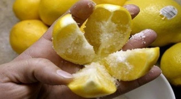 A e dini çfarë ndodh nëse vendosni limon me kripë nëpër dhoma?