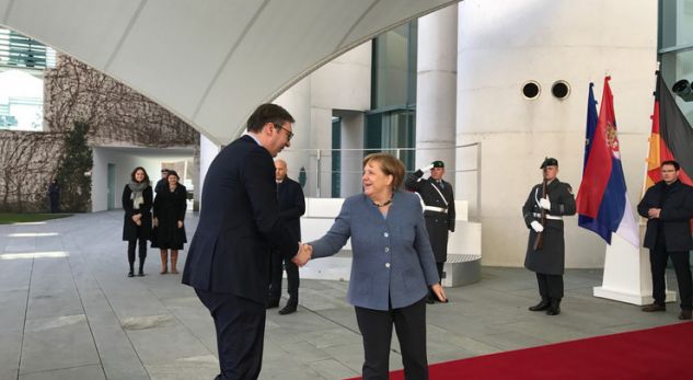 Merkel e fton Vuçiqin përsëri në Berlin për Kosovën, takohen më 13 prill