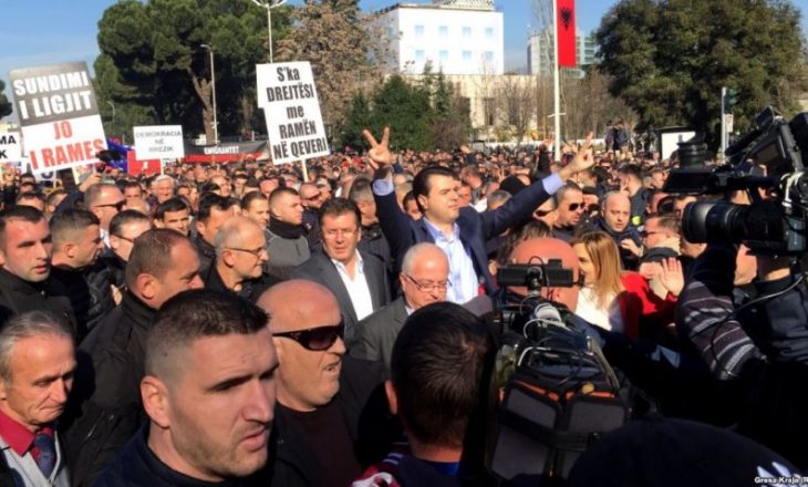 SALI BERISHA TREGON NËSE DO VAZHDOJNË PROTESTAT KUNDËR EDI RAMËS