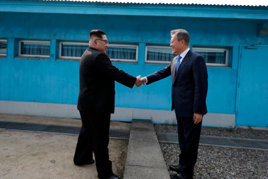Takimi historik i presidentëve të dy Koreve, shtrëngojnë duart në kufi (Video/Foto)