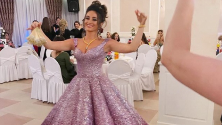 Bashkëshortja e Granit Xhakës ndihet si princeshë teksa vallëzon nën ritmet e muzikës shqipe