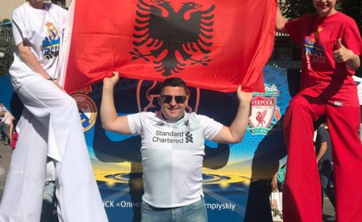 Një kosovar në Kiev të Ukrainës, me flamurin kombëtar si tifoz i Liverpoolit (Foto)