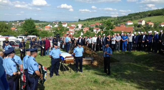 Me nderime të larta shtetërore, po varroset polici Armend Trena