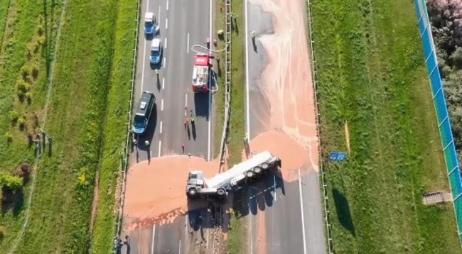 12 ton çokollatë të lëngshme rrjedhin nëpër autostradë