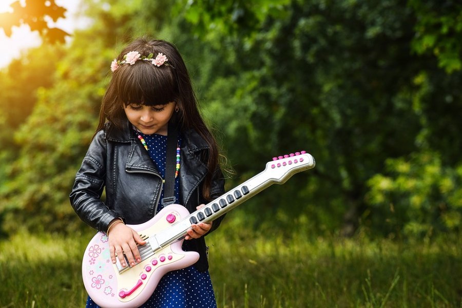 Edukimi muzikor përshpejton zhvillimin e trurit të fëmijëve