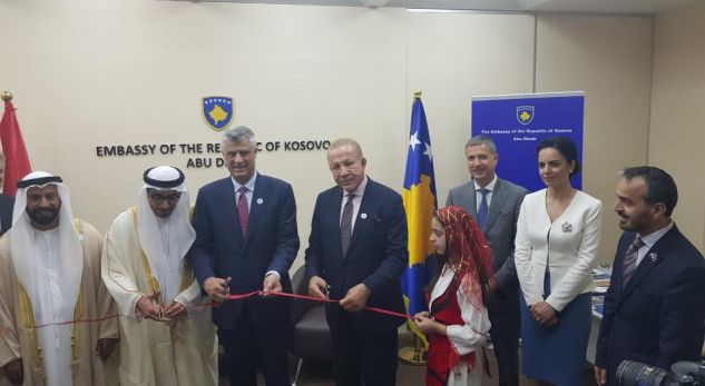 Kosova me Ambasadë në Emirate, Thaçi e Pacolli presin shiritin