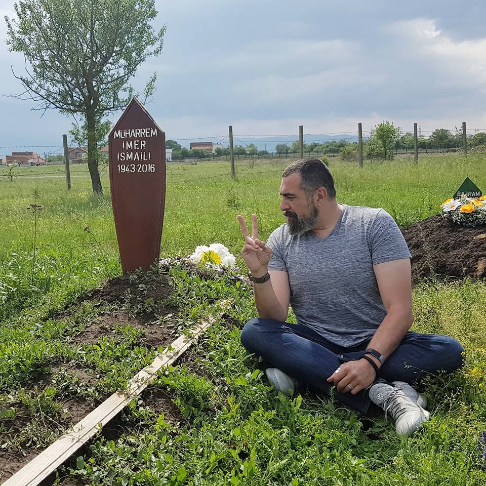 Fisnik Ismaili shkon te varri i babait të tij, ironizon me aktivistin e Vetëvendosjes