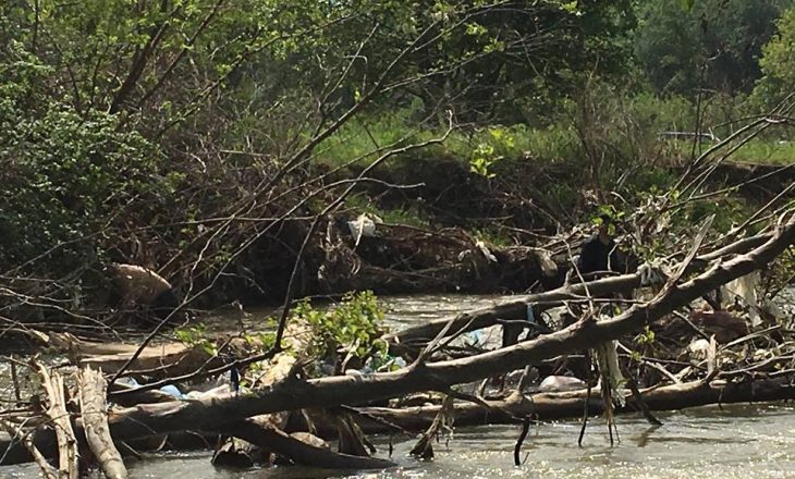 Ky vullnetar rrezikoi të mbytet gjatë kërkimit të policëve në lumin Lepenc