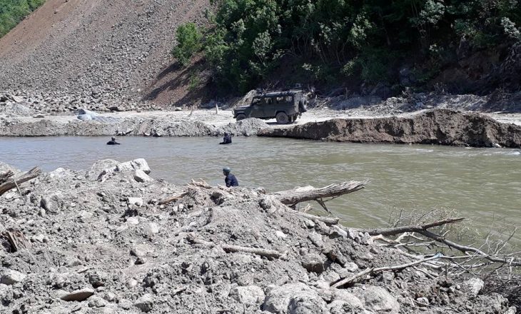 ENDE ASNJË GJURMË TË POLICIT TRENA – NDËRPREHEN KËRKIMET PËR SHKAK TË SHIUT