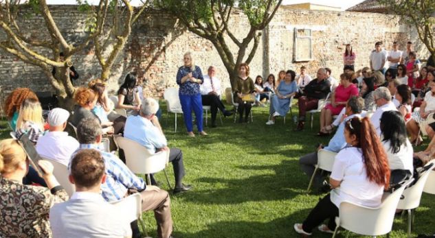 Mësuesve shqiptarë nuk do u lejohet të mbajnë celularë në klasë