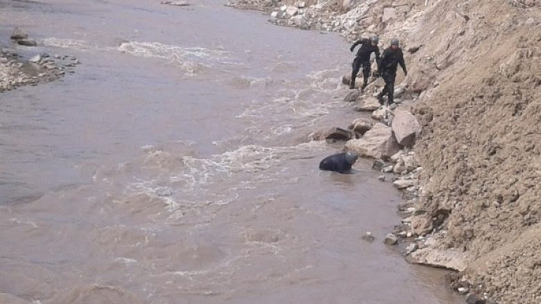 Vazhdojnë kërkimet për policët e zhdukur