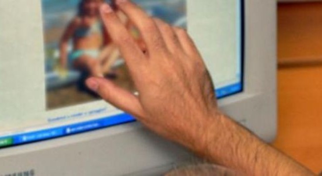 Zbulohet rrjeti i pedofilëve, 40-vjeçari josh fëmijët në Facebook