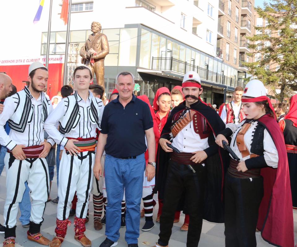 Ja si duket kryetari Ahmeti me plis (Foto)