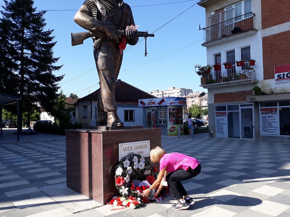 Mjekë nga Amerika vendosin lule  para shtatores së  Adem Jasharit në Lipjan (Foto)