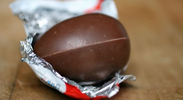 Fëmija hap vezën prej çokollate, ajo çfarë gjen brenda shokon familjen e tij