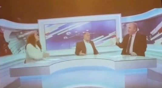 Plas grushti në emisionin televiziv shqiptar (Video)