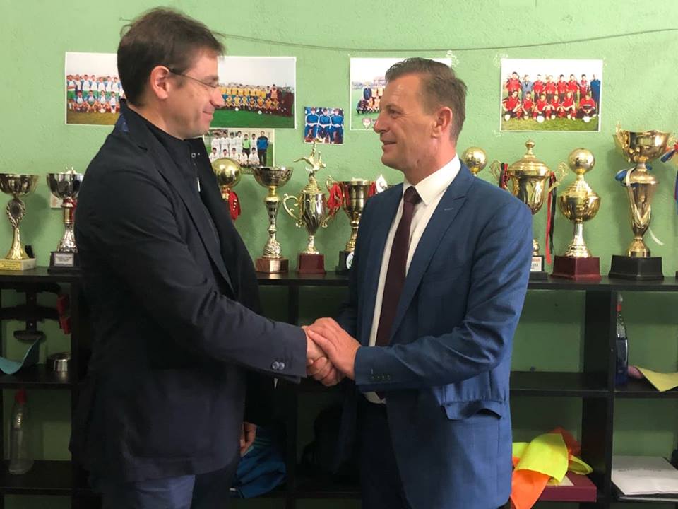 Ekpertët e futbollit europian zbarkuan në Lipjan, takohen me drejtuesit e KF Ulpianës (Foto)