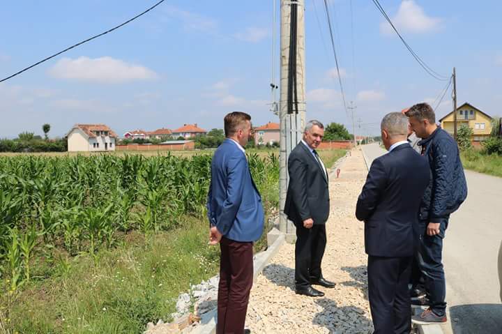 Ahmeti përcjell nga afër punimet në ndërtimin e trotuarëve në Banullë (FOTO)