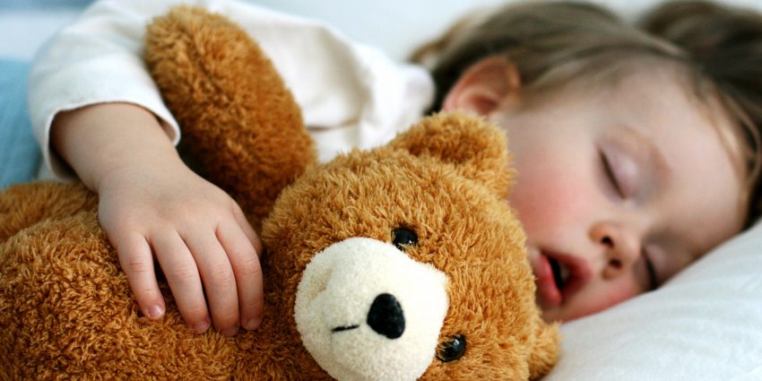 Gjumi i vonë dëmton trurin e fëmijëve