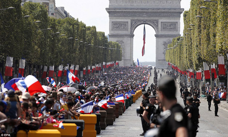 500 mijë tifozë mirëpresin heronjtë e tyre në “Champs-Elysees”! – FOTO