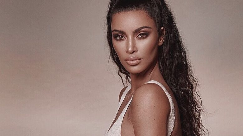 Kim Kardashian vendos të tregojë format trupore, publikon fotografi provokuese me bikini