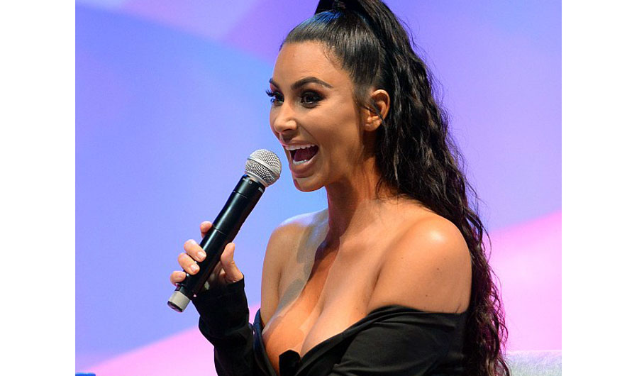 Kim Kardashian rrezikon shumë në “Beautycon” (Foto)