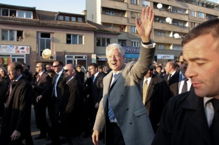 Ditëlindja e Bill Clinton festohet edhe në Prishtinë, kosovarët i dërgojnë dhuratë