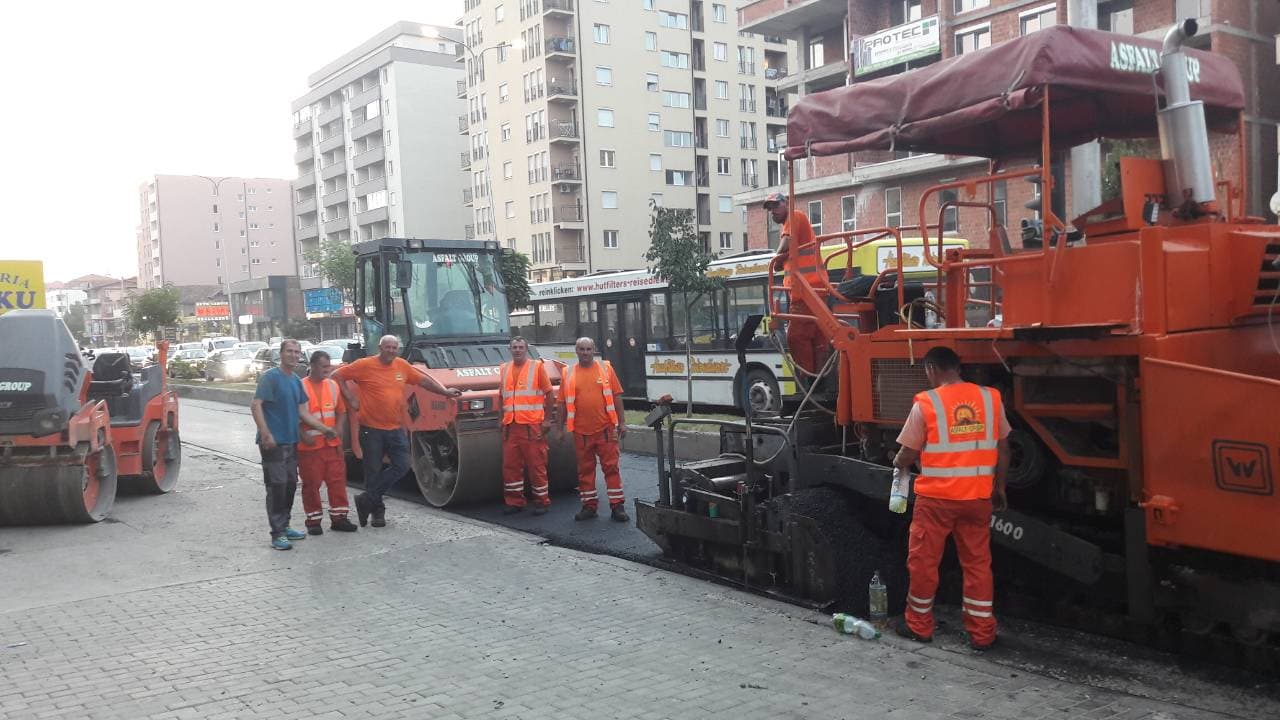 Asfaltohet rruga ‘’Nënë Tereza’’ në Fushë Kosovë (Foto)