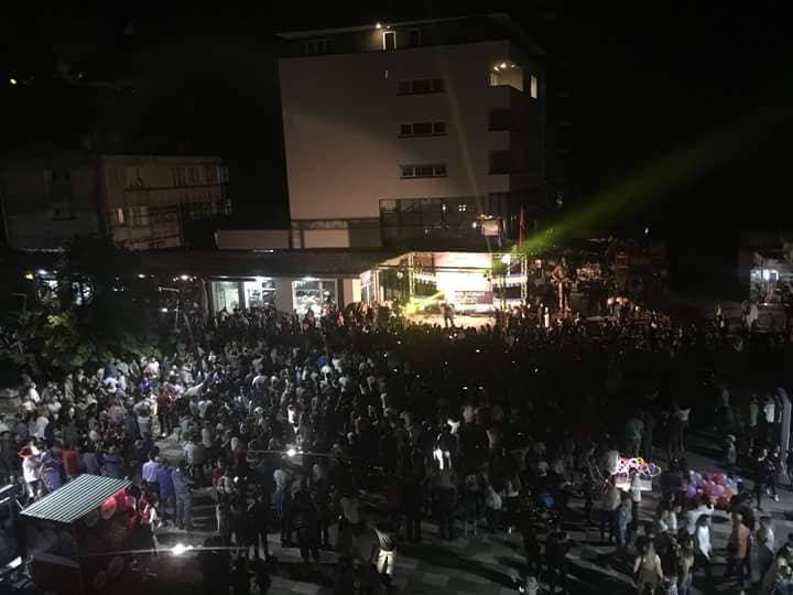 Shemi dhe Osman Shehu ndezin sheshin ‘Adem Jashari’ në Lipjan, mijëra qytetarë në koncertin festiv (Video/Foto)