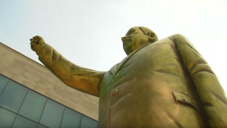 Vendoset statuja katër metra e lartë e Erdoganit në Gjermani – nga artistët (Video)