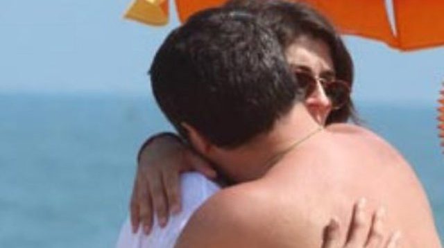 Ministri kapet me gazetaren e njohur, puthje e përkëdhelje në plazh