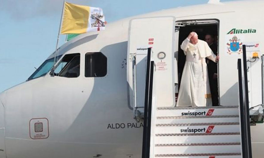 Papa mbërrin në Irlandë, tani jo më “shkëmb” i Katolicizmit